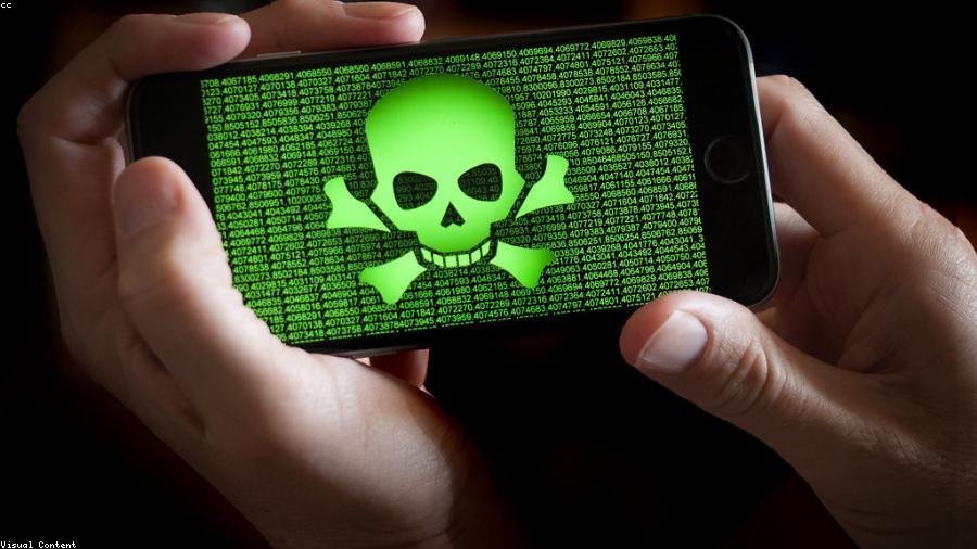 Smartphone mit Datenschutz-Symbol auf dem Bildschirm, verschwommener Büro-Hintergrund