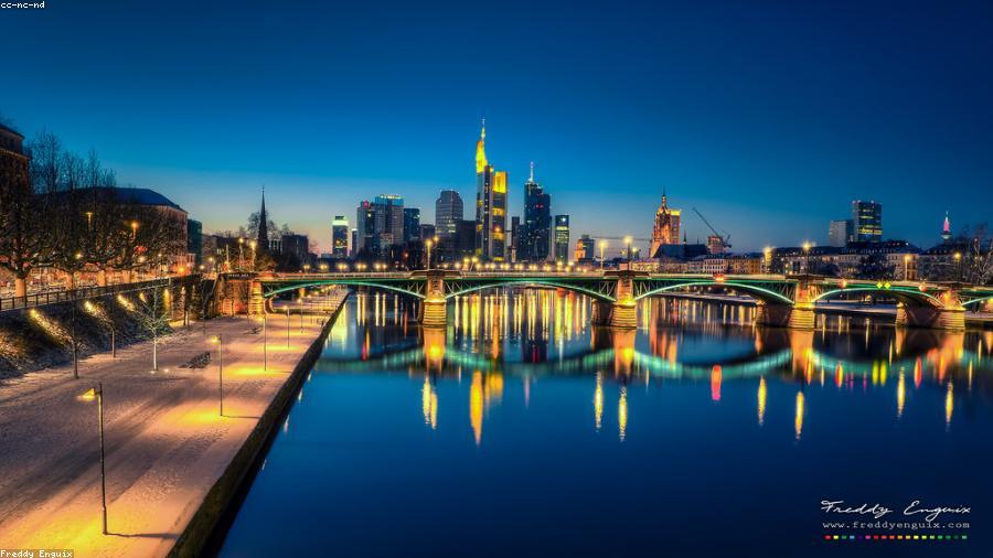 EZB-Gebäude in Frankfurt am Main mit Skyline im Hintergrund