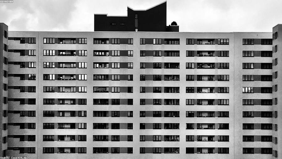 Gründerzeitliches Mehrfamilienhaus in München mit Wohnungsanzeigen im Schaufenster